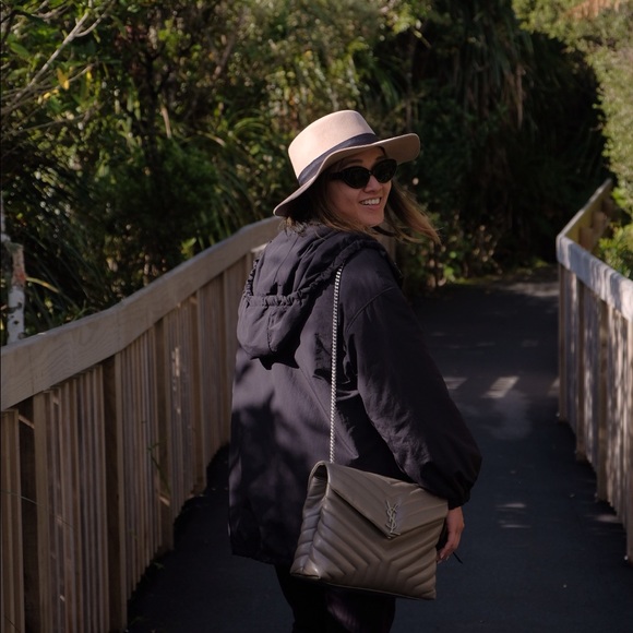 Meet Your Posher, Vici! - Picture 2 of 2